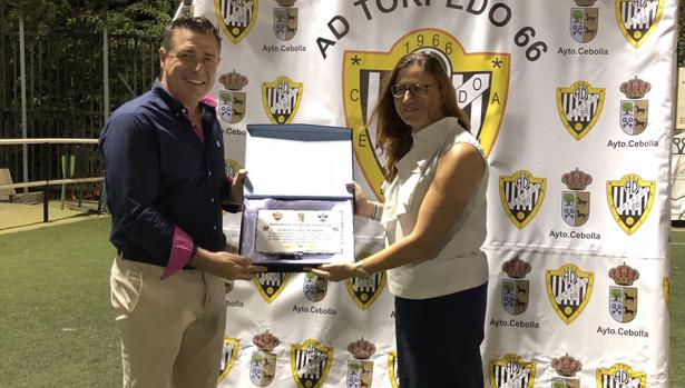 La alcaldesa de Cebolla entregó una placa al presidente del Talavera, José Antonio Dorado, el miércoles