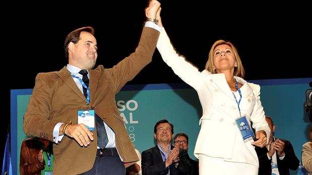 Cospedal levanta la mano de Núñez en señal de vicotoria