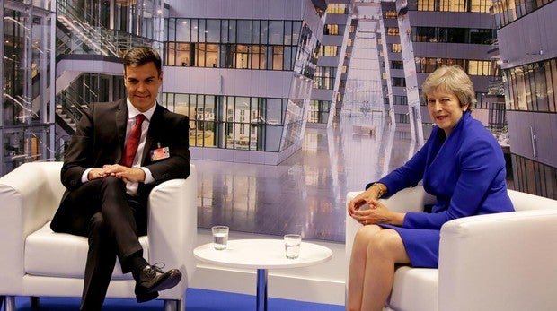 Pedro Sánchez junto a Theresa May, primera ministra de Reino Unido