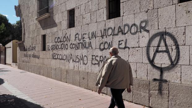 La Casa Museo Colón amanece con pintadas contra la Fiesta Nacional