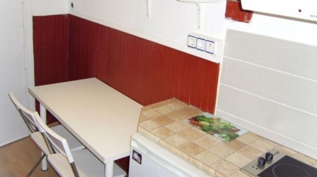 Cocina y entrada de uno de los pisos que se alquila en Internet