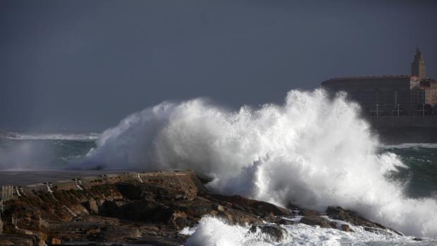 Olas en el litoral de La Coruña, una de las provincias más afectadas