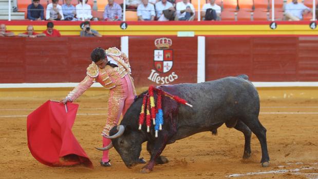 Aguilar torea con la muleta
