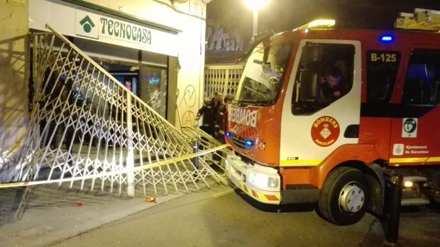 Bomberos, frente a local destrozado esta noche en Gracia