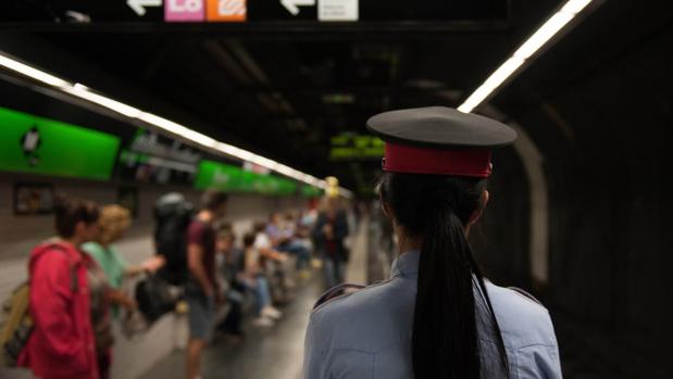 Una agente de los Mossos en el Metro, en una imagen de archivo