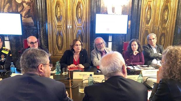 La alcaldesa de Barcelona, Ada Colau, se ha reunido este lunse con cargos de la Consejería de Interior