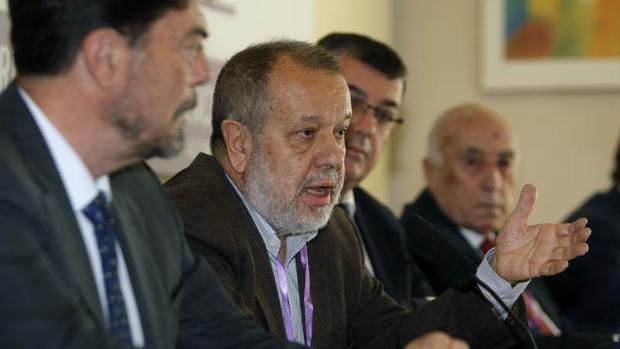 El Defensor del Pueblo, Francisco Fernández Marugán, en la inauguración de las jornadas en Alicante, entre el alcalde, Luis Barcala, y el presidente de las Cortes Valencianas, Enric Morera