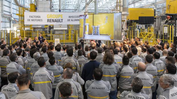Trabajadores de Renault observan un vídeo sobre la nueva planta de inyección que tendrá Valladolid