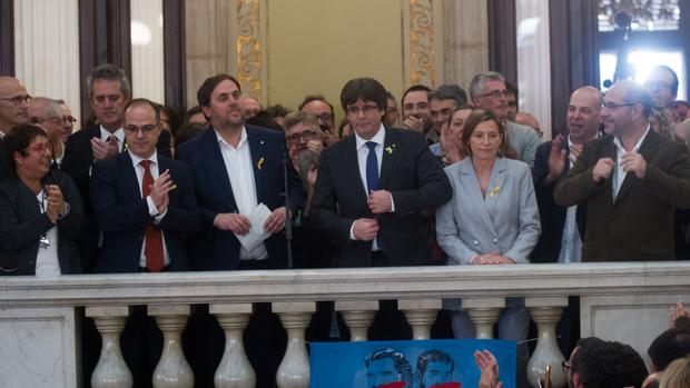 un año de esta imagen, cuando Carles Puigdemont leía la Declaración Unilateral de Independencia