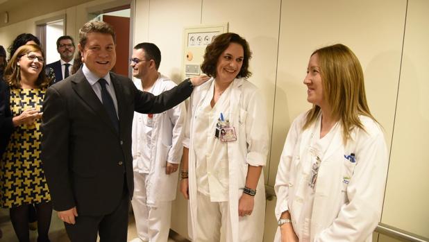 El presidente Page saluda este viernes al personal en el hospital de Villarrobledo