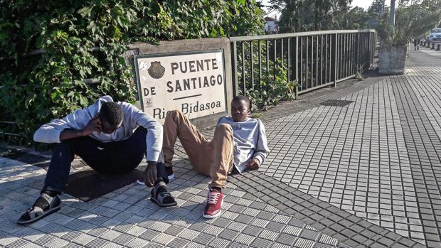 Dos subsaharianos, en la parte de Irún del puente internacional con Francia, tras ser devueltos este verano
