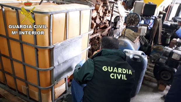Imagen facilitada por la Guardia Civil de uno de los registros de la Operación Caldox