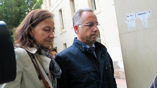 Vicente Sala, hijo de la víctima, llegando a los juzgados para declarar