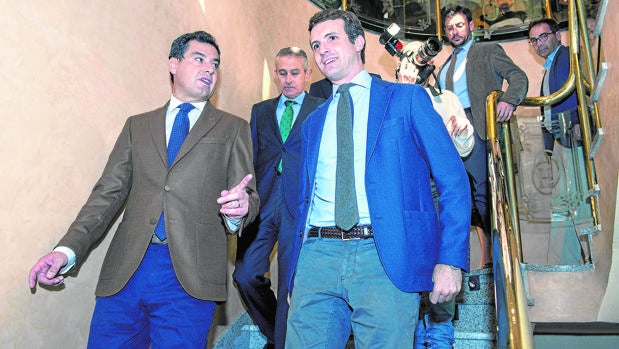 Juan Manuel Moreno y Pablo Casado, en un encuentro informativo en Jaén el viernes