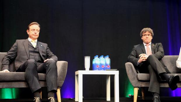 Bart de Wever junto a Carles Puigdemont durante el acto