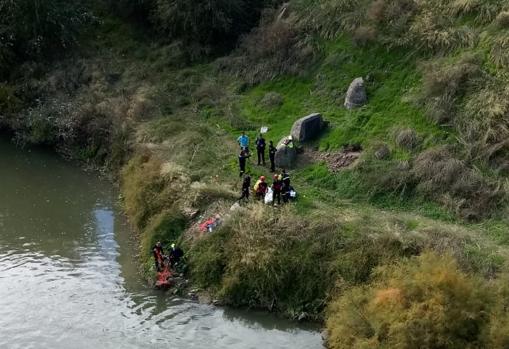 Los policías y los bomberos acaban de sacar del agua a la víctima