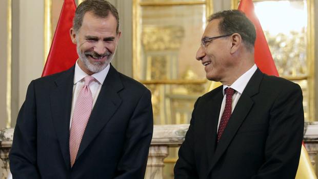 El Rey Felipe VI junto al presidente de la República de Perú, Martín Alberto Vizcarra