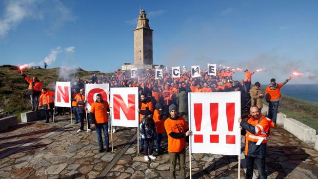 Protesta de los trabajadores de Alcoa de La Coruña, el pasado sábado 10 de noviembre frente a la Torre de Hércules