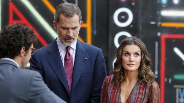 El rey Felipe VI y la reina Letizia observan la maqueta del Centro Cultural de España, en Lima (Perú)