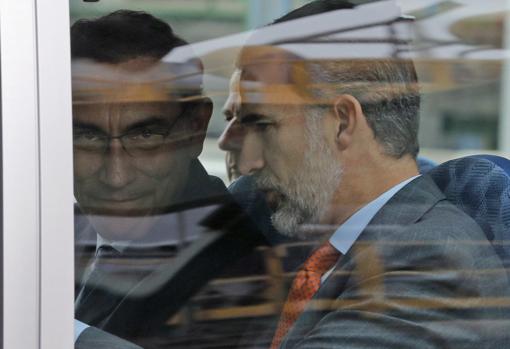Don Felipe en el microbus, en el recorrido por las instalaciones de Repsol, en Perú