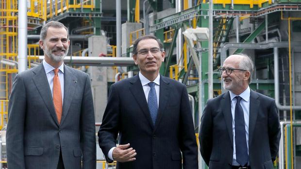El rey Felipe VI junto al presidente de Perú, Martín Vizcarra y el presidente de Repsol, Antonio Brufau
