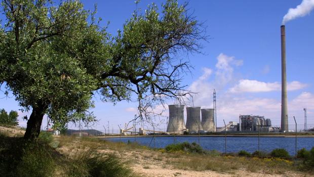 La central térmica de Andorra (en la imagen) tiene casi 600 trabajadores en plantilla. Cerrará en junio de 2020