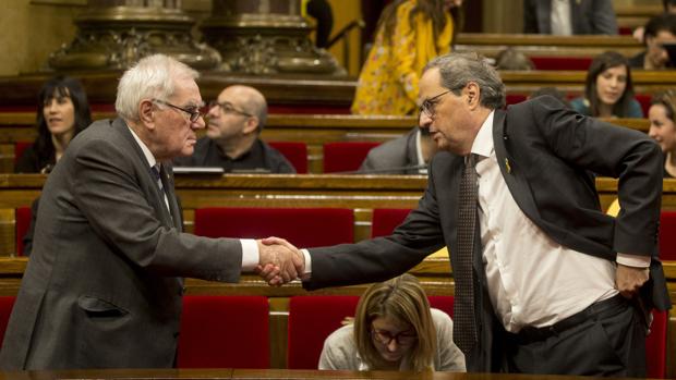 Maragall y Torra se saludan en el Parlament