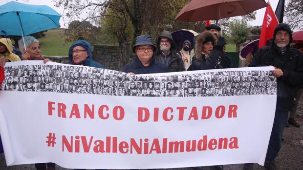 Diversas agrupaciones como el Foro por la Memoria y el Foro Social de la Sierra reivindican la retirada de las tumbas de Francisco Franco y José Antonio Primo de Rivera del Valle de los Caídos