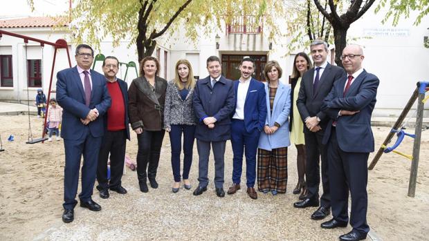 García-Page, junto al alcalde de Noez, José Antonio Ruiz, durante su visita al municipio