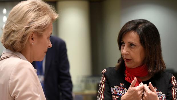 La ministra de Defensa, Margarita Robles, con su homóloga alemana Ursula von der Leyen