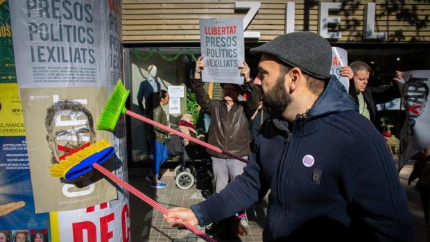 Marcel Mauri, colgando uno de los carteles de la campaña