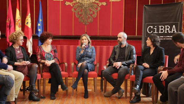 Tolón (centro) modera la charcha con la presencia de Icíar Bollaín y Luis Tosar