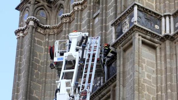 Los bomberos, actuando el pasado14 de octubre para evitar más desprendimientos de la torre