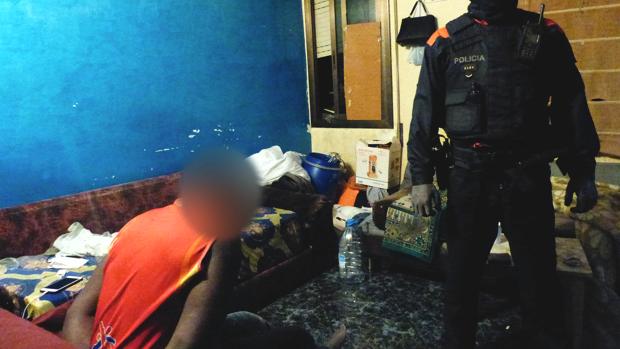 Un agente de los Mossos con uno de los detenidos