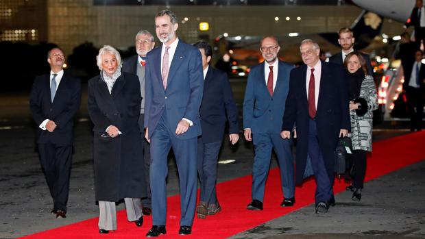 Don Felipe, a su llegada al aeropuerto de la Ciudad de México, acompañado por el ministro Borrell