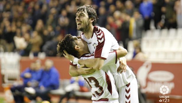 Eugeni es abrazado por Tejero tras lograr uno de los goles de la temporada