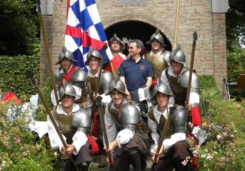 En la ermita de Empel con cadetes españoles vestidos con ropa de los Tercios