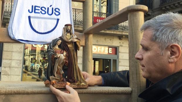 Alberto Fernández colocando el nacimiento en su versión tradicional