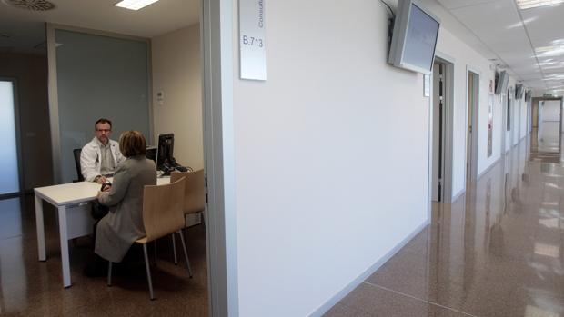 Una mujer en la consulta de un hospital