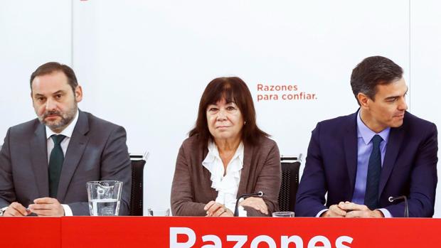 Cristina Narbona, entre el ministro José Luis Ábalos y el presidente del Gobierno, Pedro Sánchez