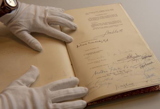 Ejemplar orginal de la Constitución de 1978 y su reforma de 1992 en el archivo del Congreso de los Diputados Madrid