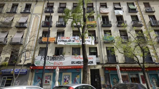 Exterior del edificio en el que vive la mujer que iba a ser desahuciada en Lavapiés