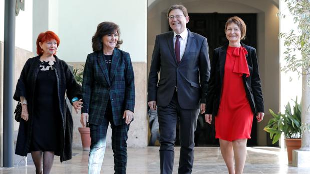 La vicepresidenta del Gobierno, Carmen Calvo (2i), junto al presidente Puig, la rectora Mavi Mestre (d) y la profesora de la Universita Julia Sevilla (i) este lunes en Valencia