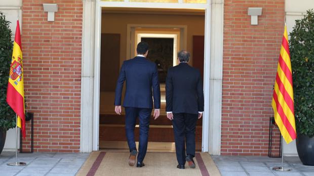 Sánchez y Torra entrando a La Moncloa