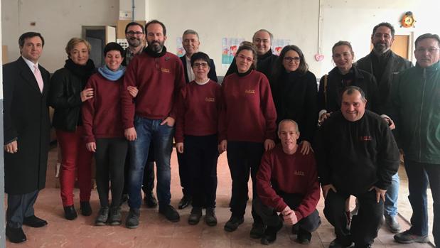 Integrantes del centro de empleo donde se procesan los juguetes, junto al presidente de AEFJ, la vicepresidenta del Consell y el conseller