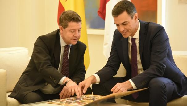 Page con Sánchez en la Moncloa cen una foto de archivo