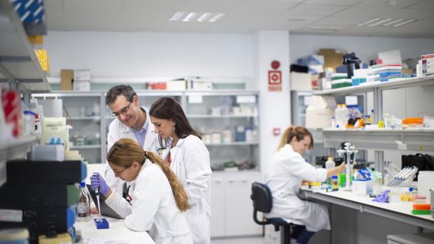 La doctora Gómez Campelo y el doctor González Montalvo, con su equipo