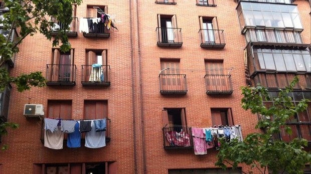 Fachada de un edificio del Barrio de San Isidro, donde hay viviendas públicas okupadas