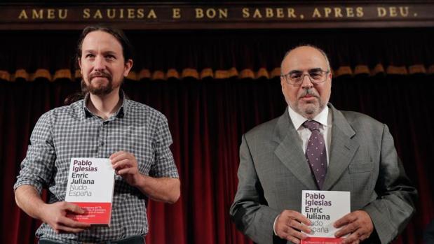 Pablo Iglesias y Enric Juliana, presentando su libro en Valencia, este viernes