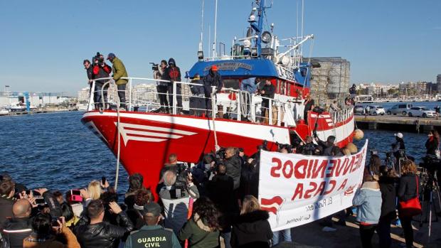 El pesquero, a su llegada al puerto de Santa Pola, este viernes